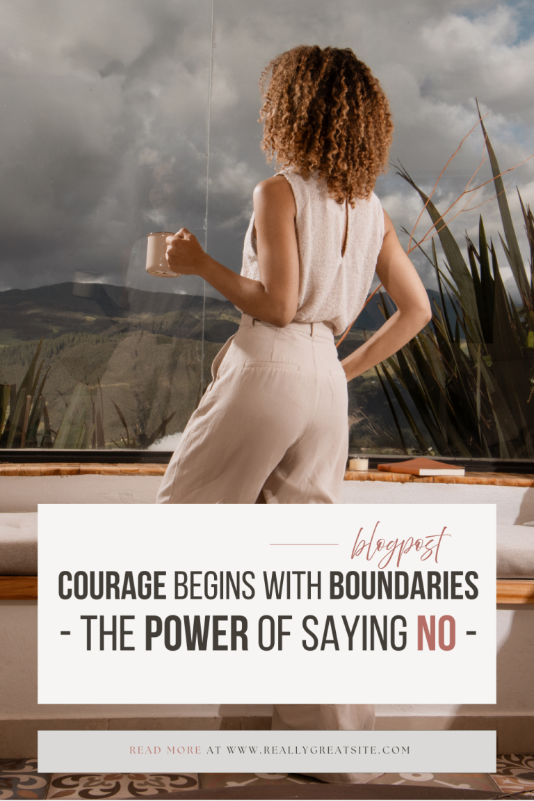 Frau mit lockigem Haar, die mit einer Tasse in der Hand auf einen Ausblick schaut.